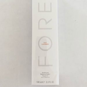 Foreo Awakening Radiance Yogurt Day Cleanser